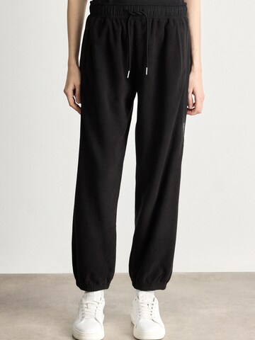 Tapered Pantaloni de la Calvin Klein Jeans pe negru: față