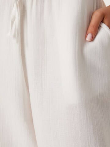 Completo pantalone di Happiness İstanbul in bianco