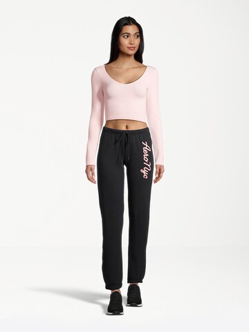 Tapered Pantaloni de la AÉROPOSTALE pe negru