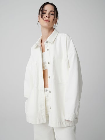 A LOT LESS Between-season jacket 'Mathilda' in White: front