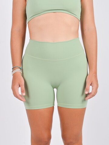Kadoo Slimfit Shorts 'Wave - Seagrass (recycelt)' in Grün: Vorderseite