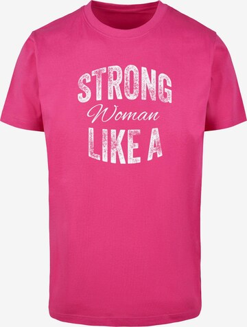 Merchcode T-Shirt 'Strong Like A Woman' in Pink: predná strana