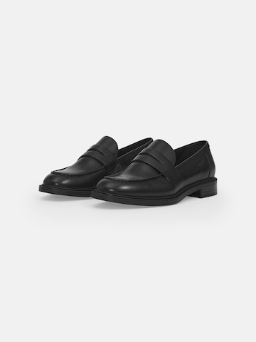 VAGABOND SHOEMAKERS - Sapato Slip-on 'Amina' em preto
