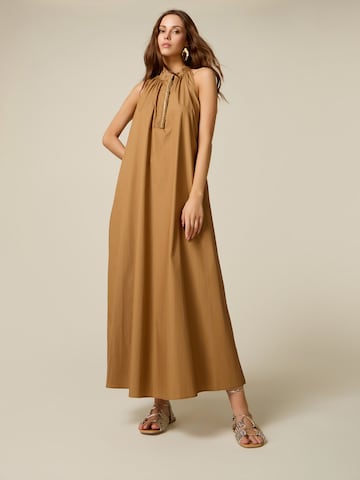 Abito di oltre in beige: frontale