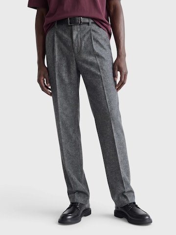 TRAPP Regular Pants in Grey: front