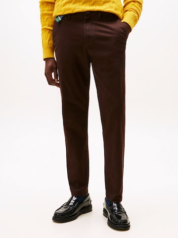 Regular Pantalon chino 'Harlem Essential' TOMMY HILFIGER en marron : devant