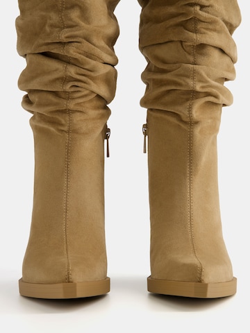 Bershka Stiefel in Beige