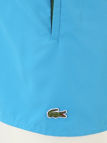 LACOSTE Badeshorts in Blau