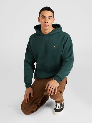 Abercrombie & FitchSweater majica 'FESTIVE' - zelena boja