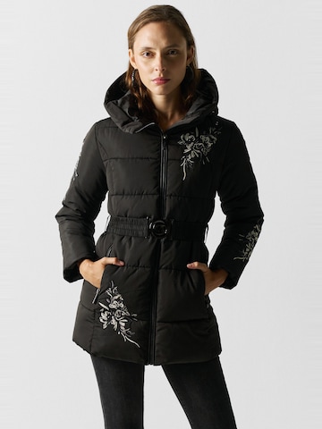 KOROSHI Välikausitakki värissä musta: etupuoli