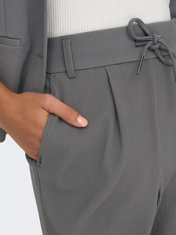 Effilé Pantalon à pince 'Sally' ONLY en gris