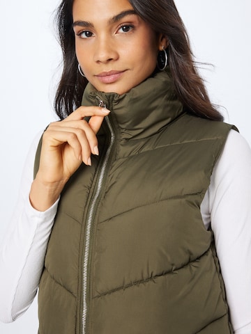 Gilet 'Carolin' ABOUT YOU en vert