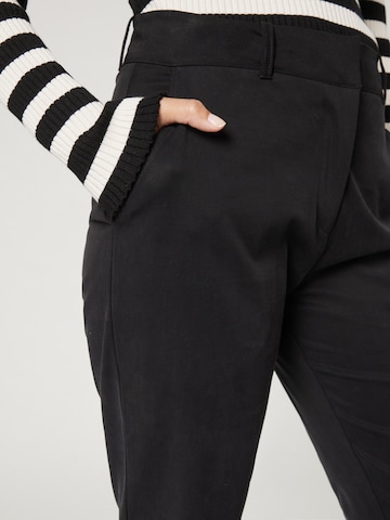 Flared Pantaloni 'CORA' di A LOT LESS in nero