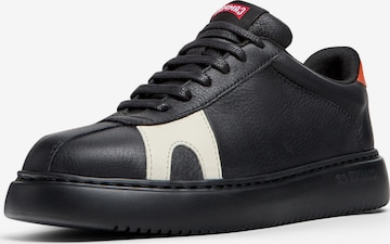 Baskets basses CAMPER en noir : devant
