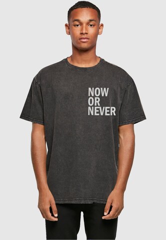 T-Shirt 'Now Or Never' Merchcode en gris : devant