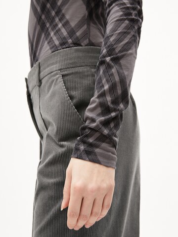 ARMEDANGELS Regular Broek ' XELAA CORDUROY ' in Zwart