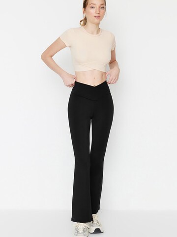 Trendyol Flared Leggings in Black: front