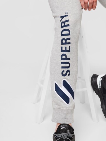 Superdry Zúžený Sportovní kalhoty – šedá