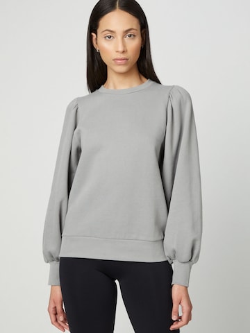 Sweat-shirt Liz Kaeber en gris : devant