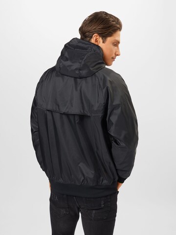 Nike Sportswear Prehodna jakna 'Windrunner' | črna barva