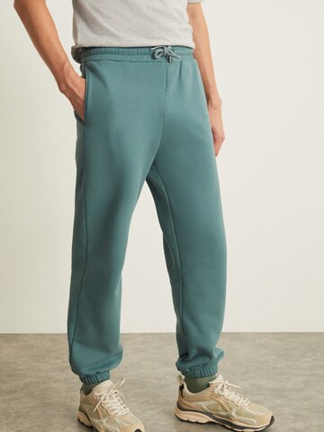 Grimelange Tapered Broek in Groen: voorkant