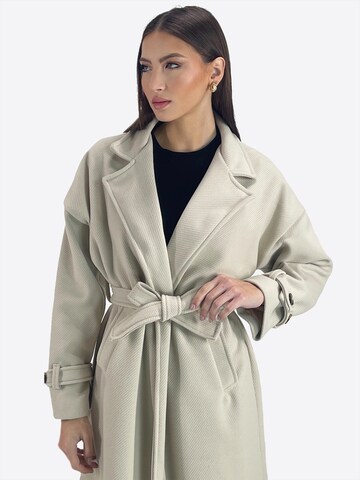 Elara Tussenmantel in Beige