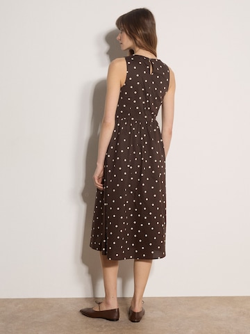 Apricot Jurk ' ' in Bruin