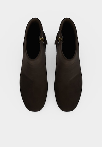 GUESS Stiefelette 'BERKLIE' in Braun: oben