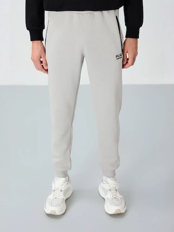 Tommy Life Workout Pants 'Jogginghose' in Grey: front