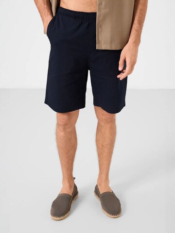Pantalon chino Tommy Life en bleu : devant