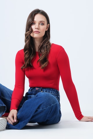 Tricou de la Trend Alaçatı Stili pe roșu: față