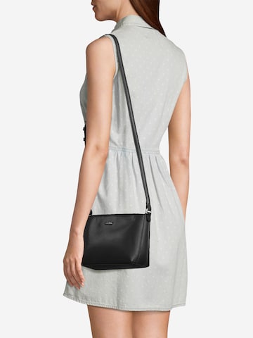 Calvin Klein Skuldertaske 'Must' i sort