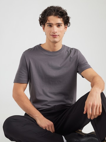 s.Oliver Särk, värv hall: eest vaates