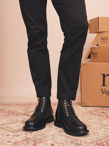 nae Vegan Shoes Buty sznurowane 'Jules' w kolorze czarny: przód