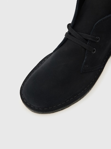 Botine Chukka de la Clarks Originals pe negru