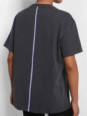 Maglietta 'All day Essentials T-shirt' di Jelenew in grigio