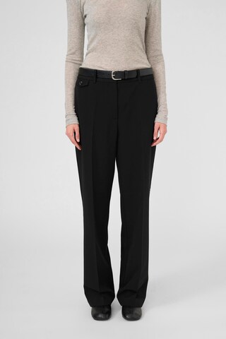 KAREN BY SIMONSEN regular Bukser med fals 'KBRo' i sort: forside