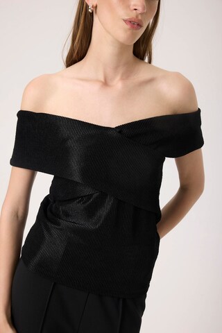 SOAKED IN LUXURY Top 'Elspeth' in Schwarz