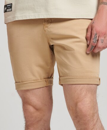 Coupe slim Pantalon chino Superdry en beige : devant