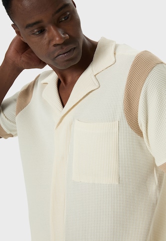 Tenue d'intérieur Tom Barron en beige : devant