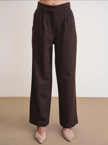 Wide leg Pantaloni con pieghe di MixRay in marrone