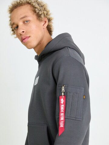 ALPHA INDUSTRIES Sweatshirt in Grau