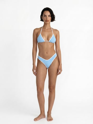 Flavia Valentini Triangel Bikini 'Bikini Triangolo Contrast Sky Blue & White' in Blauw
