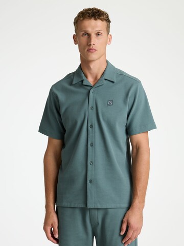 CHASIN' Shirt in Groen: voorkant