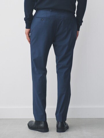 Coupe slim Pantalon à plis Next en bleu