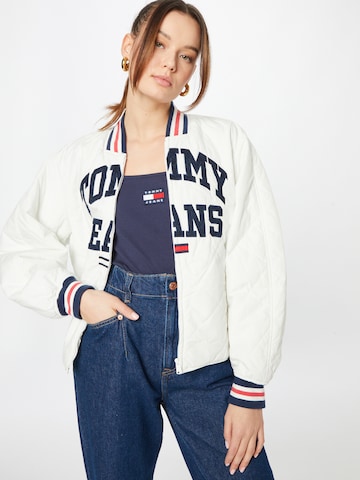 Tommy Jeans Tussenjas in Wit: voorkant
