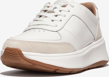 Baskets basses FitFlop en blanc : devant