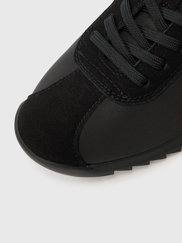 BOSS Низкие кроссовки 'Zayn' в Черный