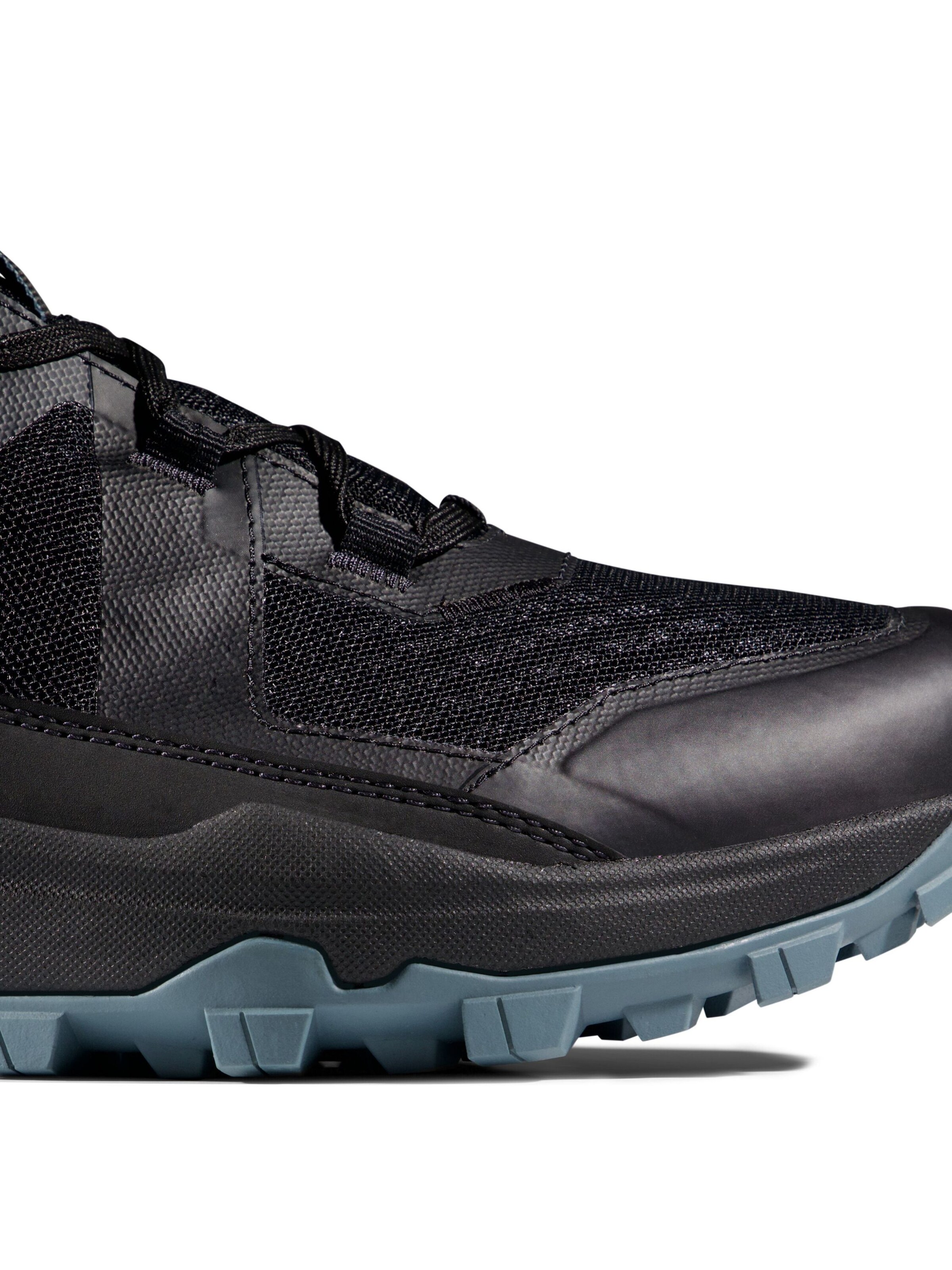 MAMMUT Flats in Black