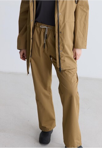 rethinkit studios Regular Weatherproof pants in Brown: front